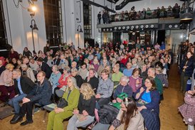 Blick in den vollbesetzen Großen Saal
