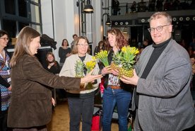 Übergabe des Dankeschön-Geschenks