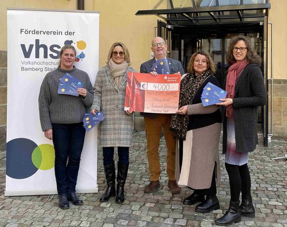 Auf dem Foto sind vor dem Eingang der vhs zu sehen (v.l.): vhs-Leiterin Dr. Anna Scherbaum, stellvertretende Vorsitzende Marion Zachert, Diakonie-Abteilungsleiter Fred Schäfer, Vorsitzende Ulrike Siebenhaar und Schriftführerin Andrea Grodel.