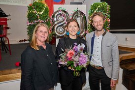 VHS-Leiterin Dr. Anna Scherbaum mit Baureferentin Annegret Michler, die die Festrede hielt, und Oberbürgermeister Sebastian M. Niedermaier