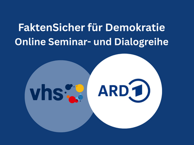 Logos von vhs und ARD, dazu "FaktenSicher für Demokratie - Online Seminar- und Dialogreihe"der T
