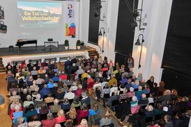 Blick von der Empore aus in den Großen Saal, wo gerade der neue vhs-Film gezeigt wird.