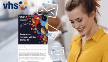 Eine Frau schaut auf ihr Handy, daneben ist das Editorial des neuen Newsletters zu sehen