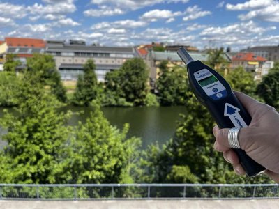 Zu sehen ist ein Messgerät - im Hintergrund ist das Gebäude der VHS zu sehen.