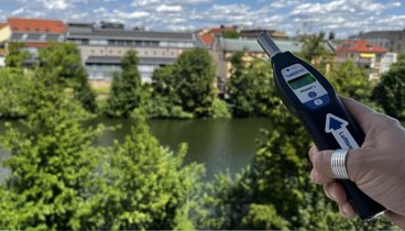 Zu sehen ist ein Messgerät - im Hintergrund ist das Gebäude der VHS zu sehen.