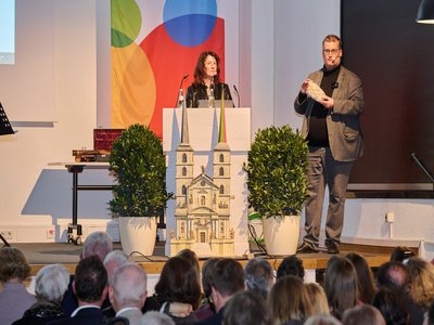 Foto: Jürgen Schraudner Bertram Felix hält einen Stein in der Hand