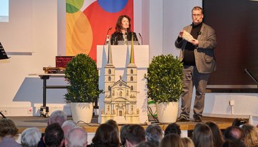 Bertram Felix hält einen Stein in der Hand
