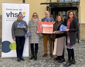 Das Bild zeigt Mitglieder des Fördervereins-Vorstands und vhs-Leiterin Dr. Anna Scherbaum bei der Spendenübergabe an die KulturTafel