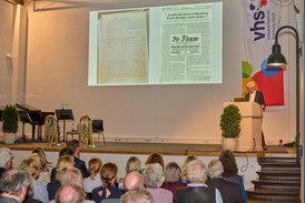 Der Festredner Prof. Dr. Brassat am Rednerpult auf der Bühne