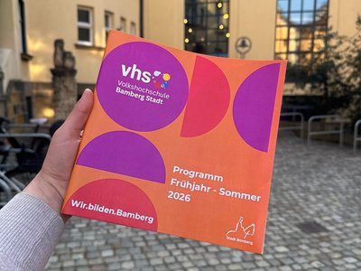 Das neue Programm, im Hintergrund der vhs-Eingang