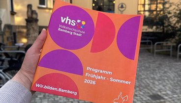 Das neue Programm, im Hintergrund der vhs-Eingang