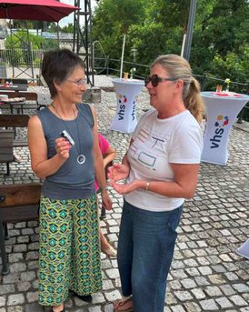 Das BIld zeigt zwei Frauen.