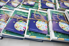 Das Bild zeigt die liebevoll verpackten Urkunden und Geschenke für die Teilnehmenden.