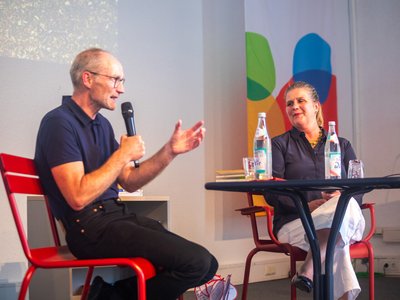 Intendant John von Düffel und vhs-Leiterin Dr. Anna Scherbaum im Gespräch