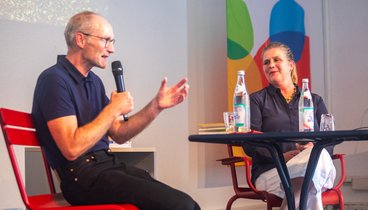 Intendant John von Düffel und vhs-Leiterin Dr. Anna Scherbaum im Gespräch