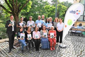 Auf dem Bild sind die Teilnehmenden des Kurses sowie Bürgermeister Jonas Glüsenkamp zu sehen.