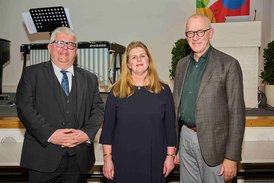 Das Bild zeigt Bürgermeister Wolfgang Metzner, vhs-Leiterin Dr. Anna Scherbaum und Festredner Prof. Dr. Friedhelm Marx