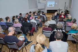 Live-Übertragung in einen Seminarraum - ebenfalls voll besetzt