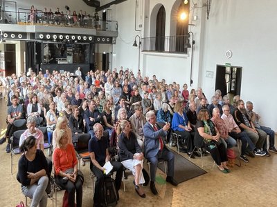 Blick von der Bühne in den voll besetzten Großen Saal während der Semestereröffnung