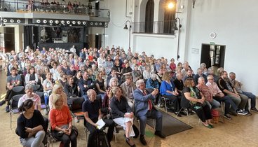 Blick von der Bühne in den voll besetzten Großen Saal während der Semestereröffnung