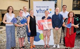 8 Personen: der Vorstand des Fördervereins übergibt einen Spenden-Scheck an Vertreter:innen der KulturTafel
