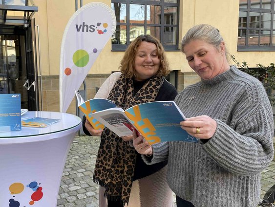 Kulturreferentin Ulrike Siebenhaar und vhs-Leiterin Dr. Anna Scherbaum blättern im neuen Programmheft