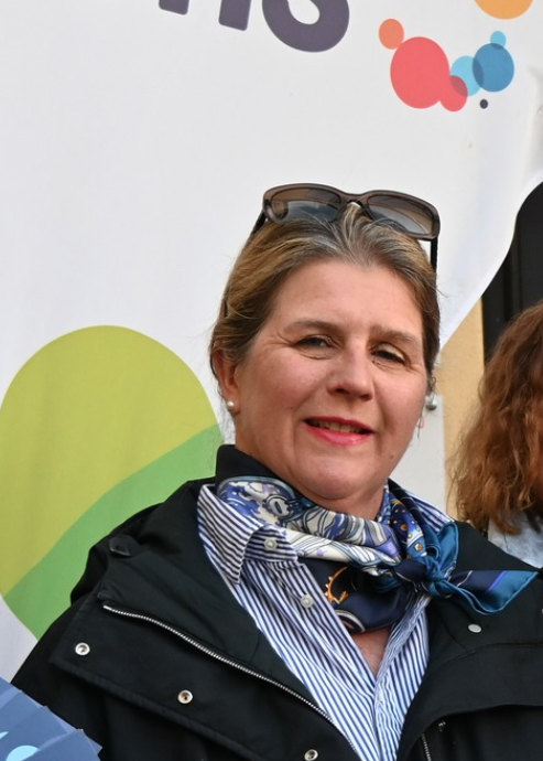 Das Foto zeigt die wiedergewählte Bezirksvorsitzende, vhs-Leiterin Dr. Anna Scherbaum